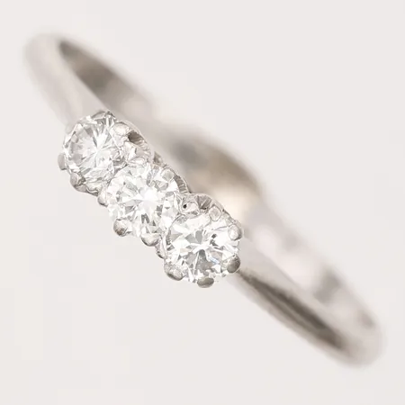 Ring med diamanter 3 x 0,11ct enligt gravyr, stl: 17¾, bredd: 4mm, Hallbergs Guldsmeds AB, Stockholm 1954, 950/1000 platina Vikt: 2,5 g