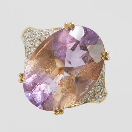 Ring med en ametrin samt diamanter 20 x ca.0,005ct, några 8/8-slipade, Ø17½, bredd: 1,8-18,1mm, 9K Vikt: 5,9 g
