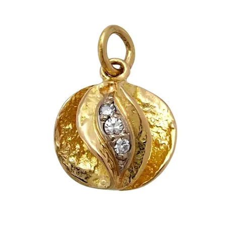 Hänge, 18K guld, THERESIA HVORSLEV för Mema Lidköping, Diamanter 3 x 0,01ct, längd inkl. ögla 14,5 mm, bredd 10,5 mm, fint skick Vikt: 1,4 g