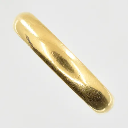 Ring, stl 18, bredd 4 mm, gravyr, 18K. Vikt: 4,9 g