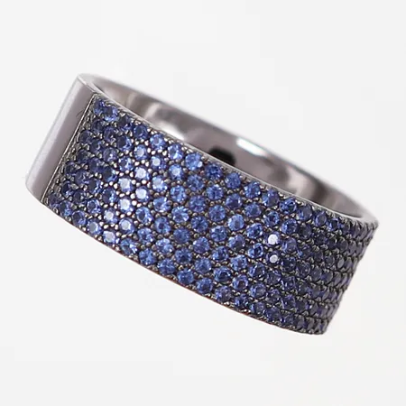 Ring med blå stenar, stl 16¼, bredd: 7mm, oxiderat silver 925/1000 Vikt: 5,4 g
