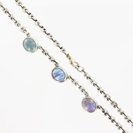 Collier 45,5cm, bredd 4,5-11mm, blå cabochonslipade stenar, tillverkare Nordström Ove Handelsbolag, lås i metall fäst med tråd, silver 925/1000. Vikt: 23 g