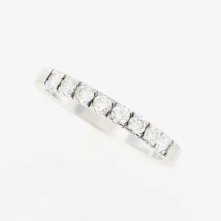 Ring, diamanter 8 x ca 0,05ct, stl 18, bredd 2,3mm, vitguld, 18K Vikt: 3,7 g