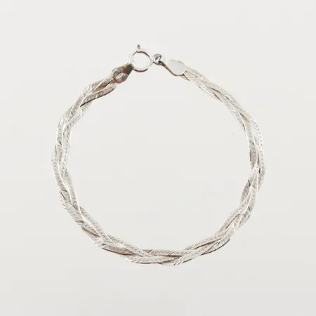 Armband flätat, längd ca 18cm, bredd 4,4mm, silver Vikt: 3,9 g