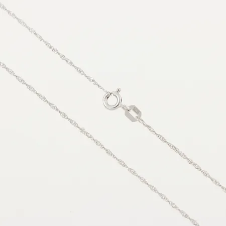 Collier vitguld, längd ca 45 cm, bredd 0.6 mm, 18k. Vikt: 1,3 g