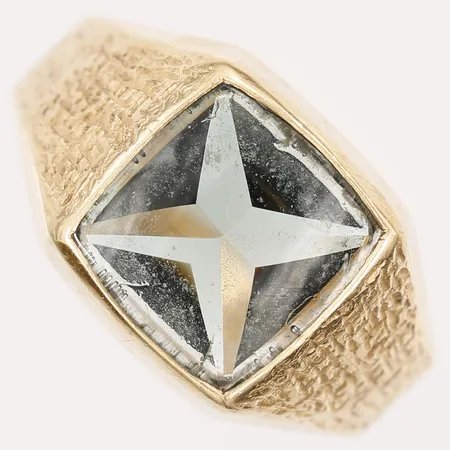 Klackring med syntetisk grön spinell, stl: 18½, bredd: 4 - 12 mm, 18K guld. Vikt: 4,6 g