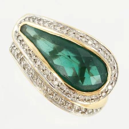 Ring med grön sten samt vita stenar, stl 18, bredd 15mm, 14K Vikt: 8,5 g