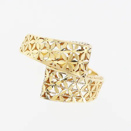 Ring, genombruten dekor, stl 18½, bredd 3-17mm, 18K Vikt: 3 g