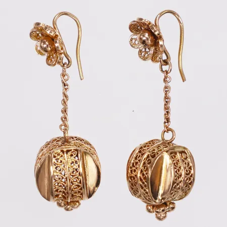 Ett par örhängen, filigranarbete, längd 42mm, bredd 1,4-13,5mm, 14K Vikt: 11,6 g