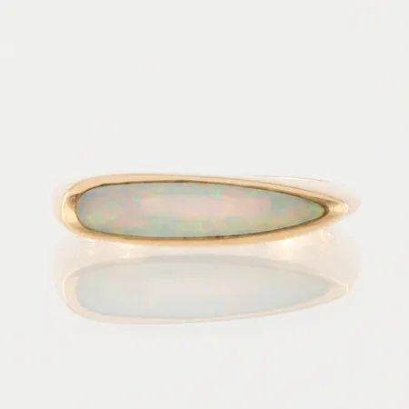Ring med opal, storlek 17 ½ mm, bredd 2.4-5 mm, 18k. Vikt: 6,5 g