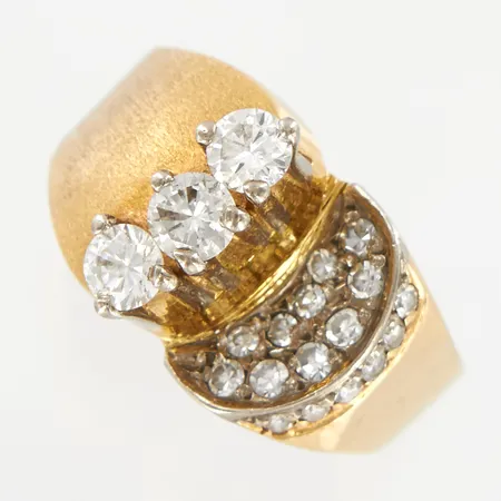 Ring med diamanter 0,72ct, stl 16¾, bredd framtill ca 11mm, 18K Vikt: 5,5 g