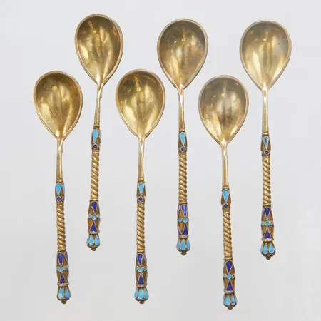 6 Kaffeskedar, Ryssland, förgyllt silver med cloisonéemalj, 10,3cm, 83,6g 