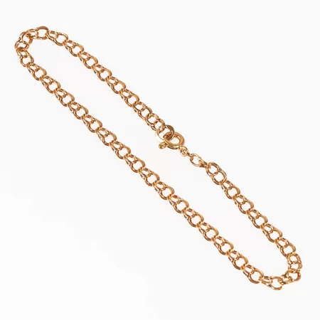 Armband Bismarck i 18K guld. Det är 18,5 cm långt, 3,2 mm brett och väger 2,4g. Stämplad 18K & kattfot. Springring. 