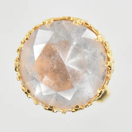 Ring med vit sten, stl 17½, bredd 4-17 mm, gravyr, 18K. Vikt: 11,2 g