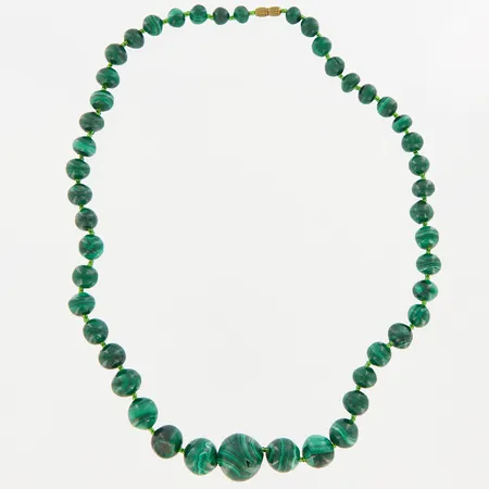 Collier med gröna stenar, troligen malakiter, 52,5cm, bredd 7-18mm, nagg på stenar Vikt: 0 g