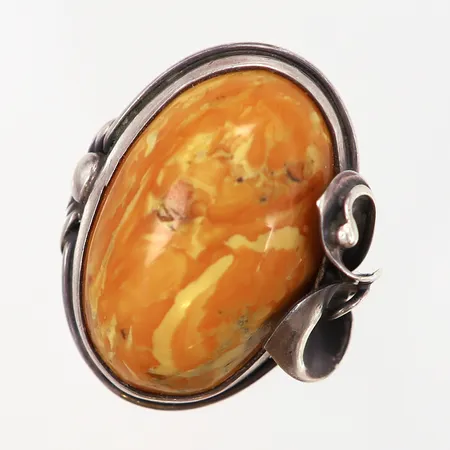 Ring med bärnsten, stl 14¾, bredd: 4-30mm, justerbar skena, silver 925/1000 Vikt: 12,7 g