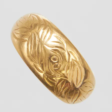 Ring med mönstergravyr, Ø17-, bredd: 3,5-9,5mm, svenska stämplar, 18K Vikt: 5,8 g