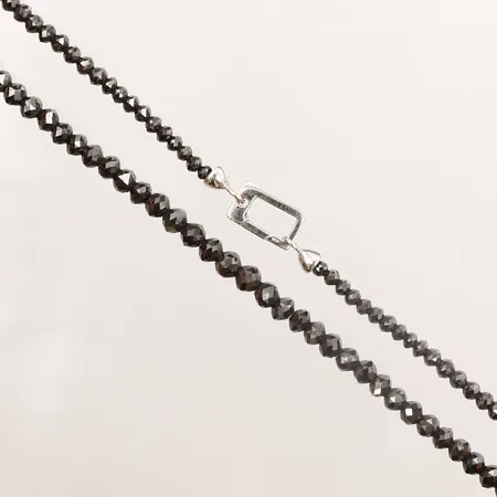 Collier med svarta fasetterade diamanter, 41cm,  lås i 18K bruttovikt: 12,6g Vikt: 12,6 g