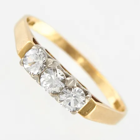 Ring med vita stenar, stl 20¼, bredd 4mm, gravyr, skev skena, gul/vitguld, 18K Vikt: 2,9 g