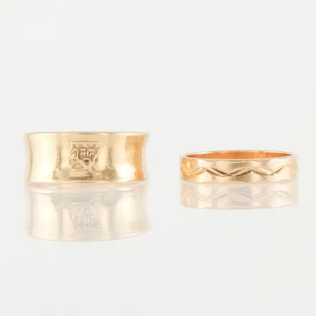Ringar 2 st med slitage och gravyrer, 18k. Vikt: 5,7 g