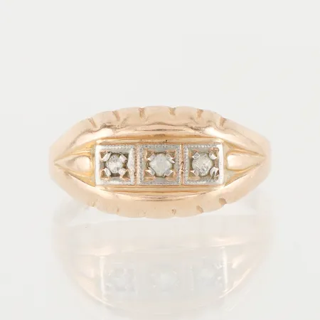 Ring med stenar, storlek 18 mm, bredd 2.1-9.4 mm, 14k. Vikt: 2,3 g
