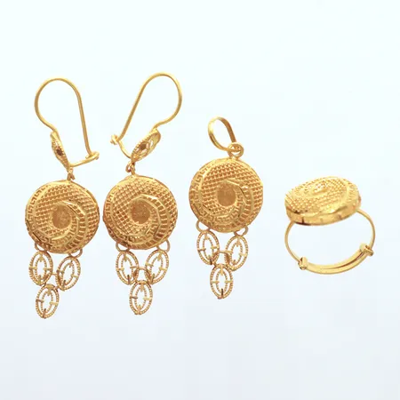 Set, justerbar ring, Ø17-18mm, hänge 4cm, ett par örhängen 5cm, 21k  Vikt: 9 g