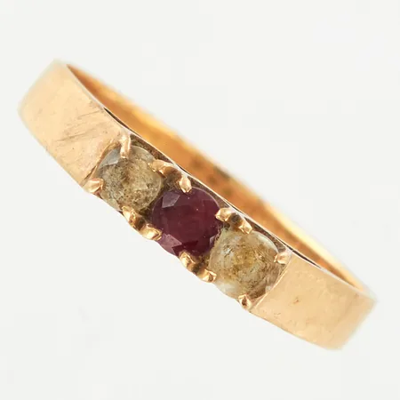 Ring med stenar, stl 17¾, bredd 3mm, 18K Vikt: 2,5 g