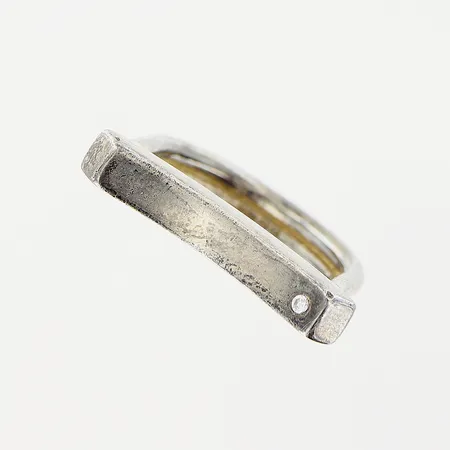 Ring Ingrid Trilk Malmö, stl 17½, bredd 4mm, vit sten, silver 925/1000. Vikt: 7,6 g