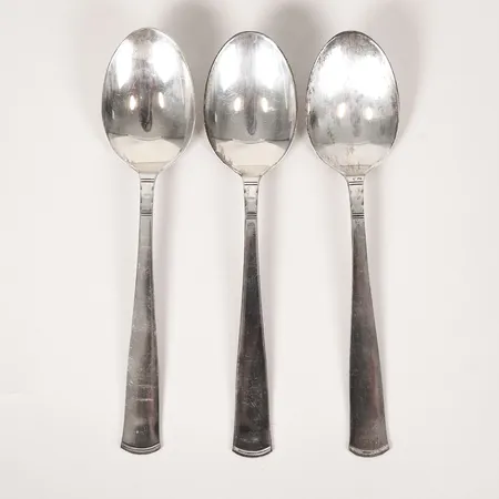 Tre matskedar, modell Rosenholm, GAB, Stockholm år 1953-1975, längd: 199 mm, en med gravyr, silver. Vikt: 166,6 g