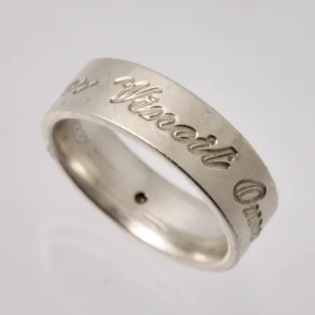 Ring i silver, stl 19¼, bredd 6,9mm, 1st diamant, 0,07ct, gravyr utvändigt: Amor Vincir Omnia, personlig gravyr, 925/1000, vikt 8,12g.