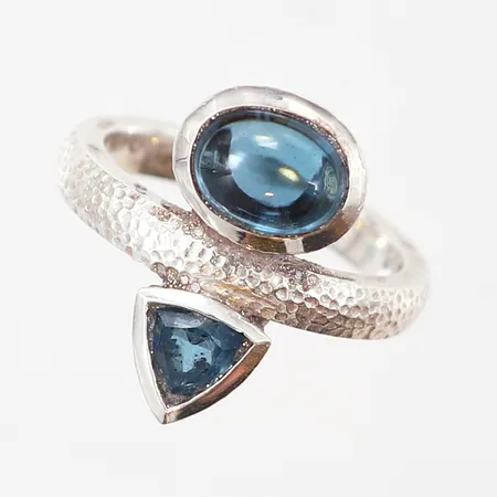 Ring med blå stenar, stl 16¾, bredd: 18-mm, silver 925/1000 Vikt: 5,9 g