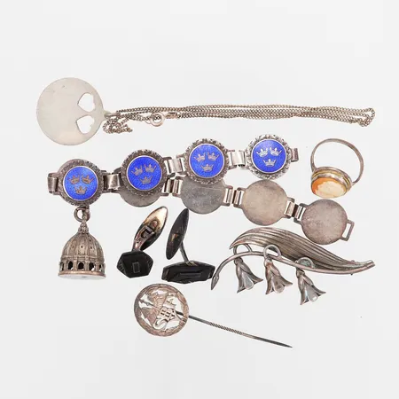 Armband med porslinsplattor, 20cm, bredd: 16mm,  pin Ø20mm, ett par manschettknappar, defekter, ring med camé stl 16½,  brosch 60mm, berlock 30mm, kedja 40cm,bucklor, berlock Ø24mm, silver 800-830 Vikt: 69 g