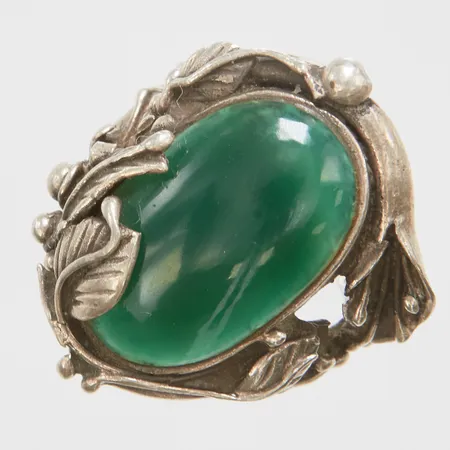 Ring med grön kalcedon, Ø16¼, bredd: 3,3-27,4mm, silver, 925/1000 Vikt: 10,5 g