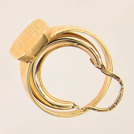 Diverse guldsmycken, udda, monogram, 18K Vikt: 7,2 g