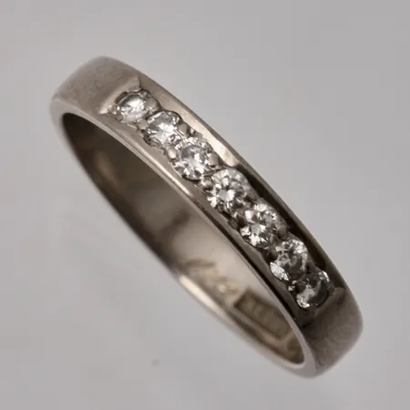 Ring i 18K vitguld, stl17½, bredd 3,5mm, 7st diamanter, 0,28ct, vikt 3,7g.