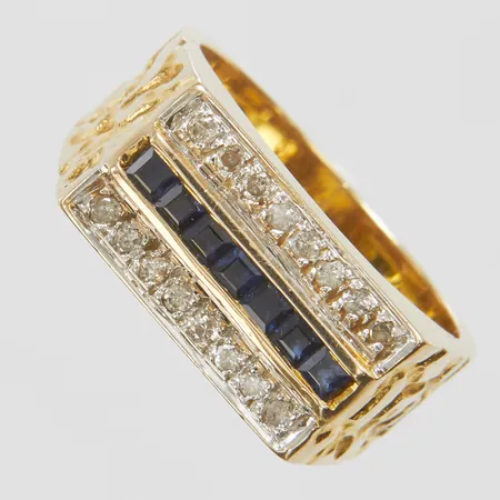 Klackring med diamanter 16 x ca.0,01ct samt carréslipade safirer, Ø20¼, bredd: 5,2-9,7mm, 14K Vikt: 10,4 g