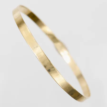 Armring, innermått: 70mm, bredd: 5mm, bruksslitage, 14K guld.  Vikt: 11 g