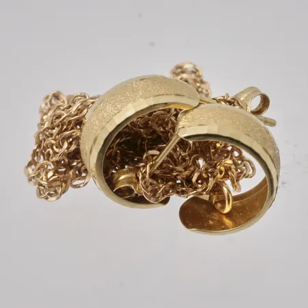 Diverse defekt guld, 18K, vikt 4,37g.