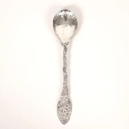 Sked med organisk dekor i relief, längd: 224 mm, slitage, utländska stämplar, 800/1000 silver. Vikt: 54,1 g