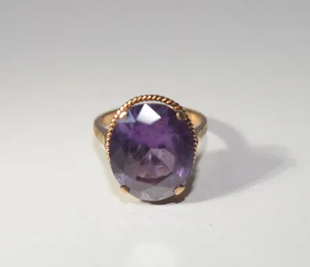 Ring med sten ( ametist ?), Ø 17,15 mm, stenens bredd 16 x 14 mm, 14k Vikt: 6,6 g