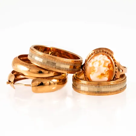 Diverse defekt/graverat guld i 18K. Vikt: 13,0g bto. 