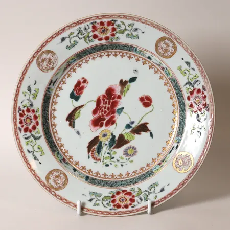 Tallrik, porslin, Famille rose, Qingdynastin, Kina, 1700-tal, handmålad polykrom dekor, tillverkningsdefekter, hårsprickor, mindre nagg på fotring. Vikt: 0 g