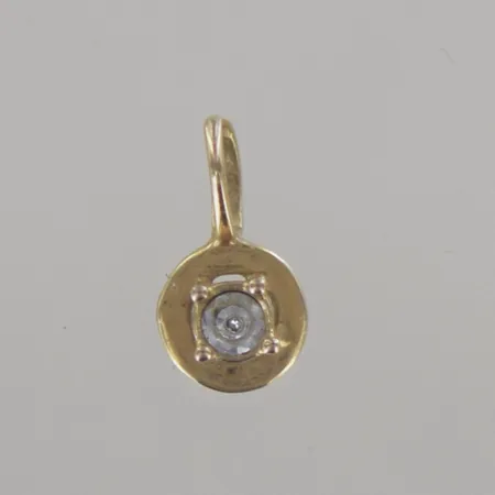Hänge med sten, längd 1,2 cm, bredd 6,7 mm,18K Vikt: 0,7 g