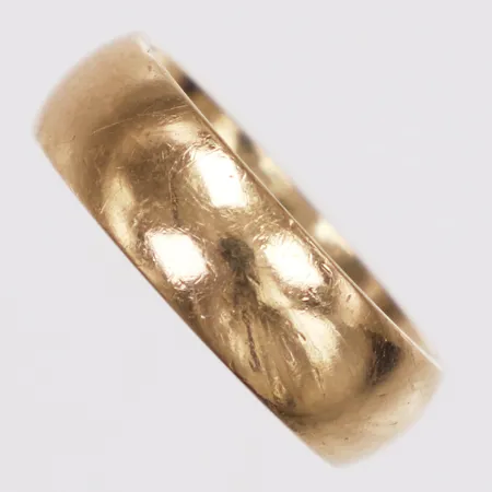Ring, slät, stl 16¾, bredd 5,9mm, gravyr, Andersson Gust, 18K Vikt: 6,4 g