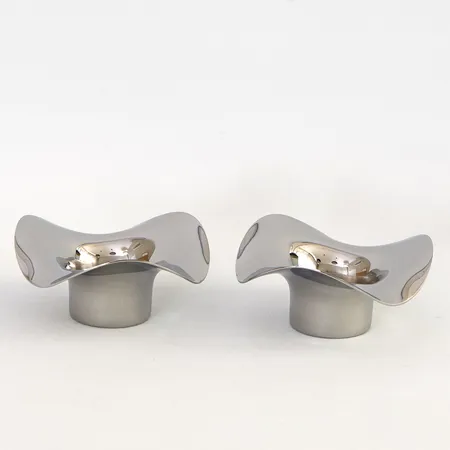 Ett par ljushållare, Georg Jensen, modell Cobra Ø10 cm, höjd ca 5 cm, rostfritt stål, originalkartong  Vikt: 0 g Skickas med paket.