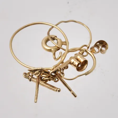 Diverse defekt guld, 18K, vikt 1,57g.
