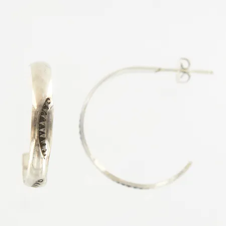 Ett par örhängen, Ø ca 25mm, bredd: 4,3mm, silver  Vikt: 4,2 g