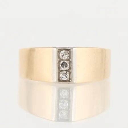 Ring med 3 st små diamanter, något ojämn form, stämplad John Pettersson Stockholm 1961, storlek 19 mm, bredd 4.3-7.7 mm, 18k. Vikt: 3,3 g