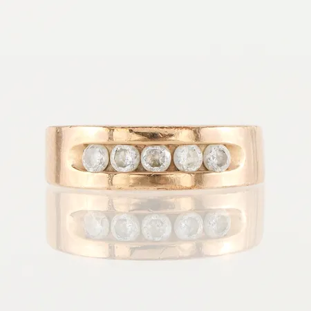 Ring med vita stenar, storlek 17 mm, bredd 3.8-6.1 mm, 18k. Vikt: 3,8 g