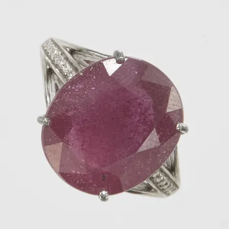 Ring med glasfylld rubin/rubinkomposit samt diamanter 16 x ca.0,005ct, 8/8-slipade, Ø17¼, bredd: 1,9-16,1mm, silver, 925/1000 Vikt: 6,8 g